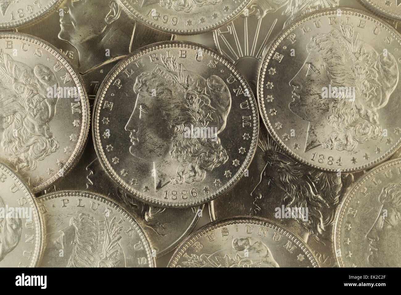 Vintage-Konzept von alten Silbermünzen mit gefüllten Rahmen. Stockfoto