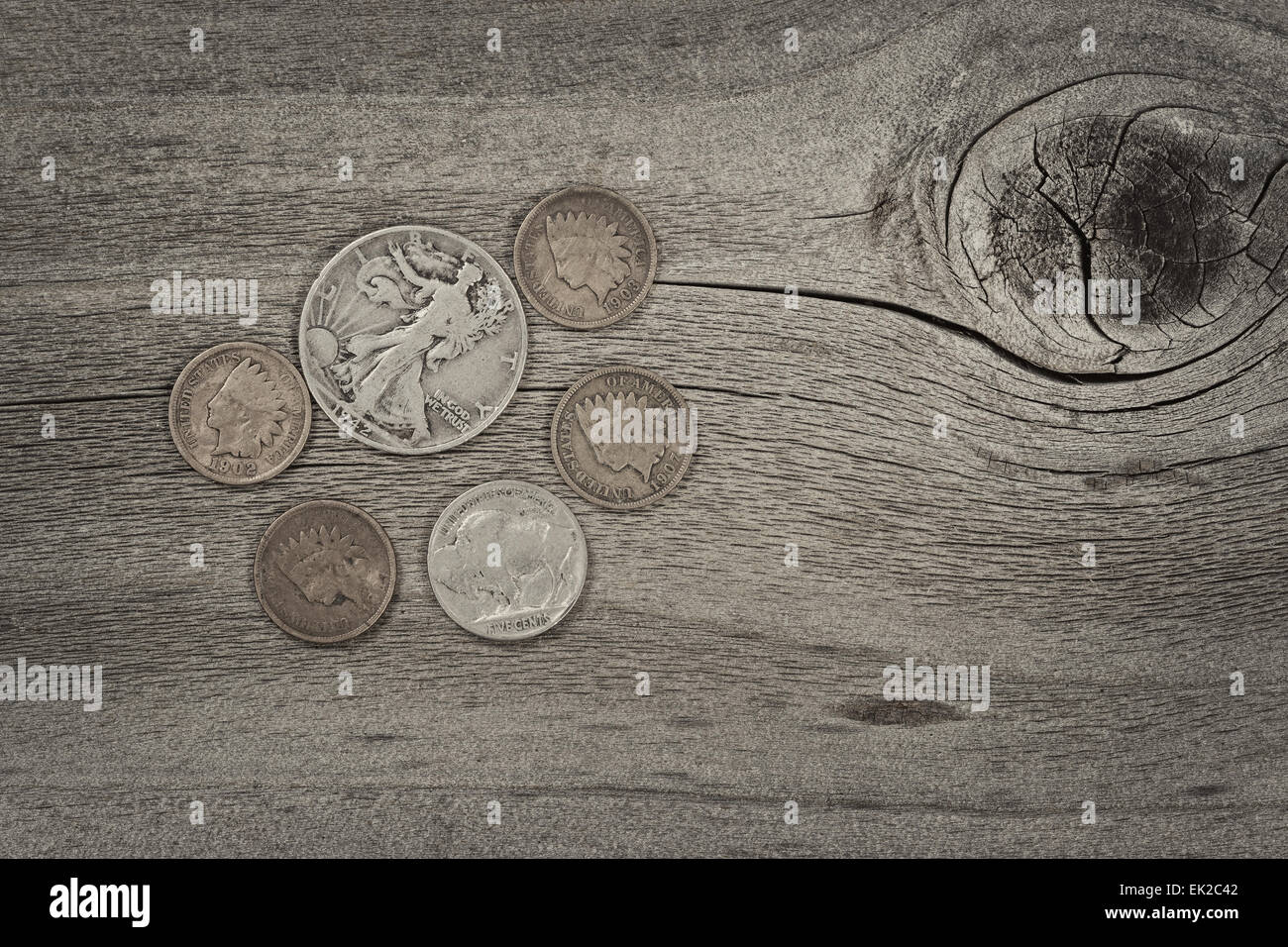 Alte USA Münzen auf rustikalen Holz mit Vintage-Konzept. Layout im Querformat. Stockfoto