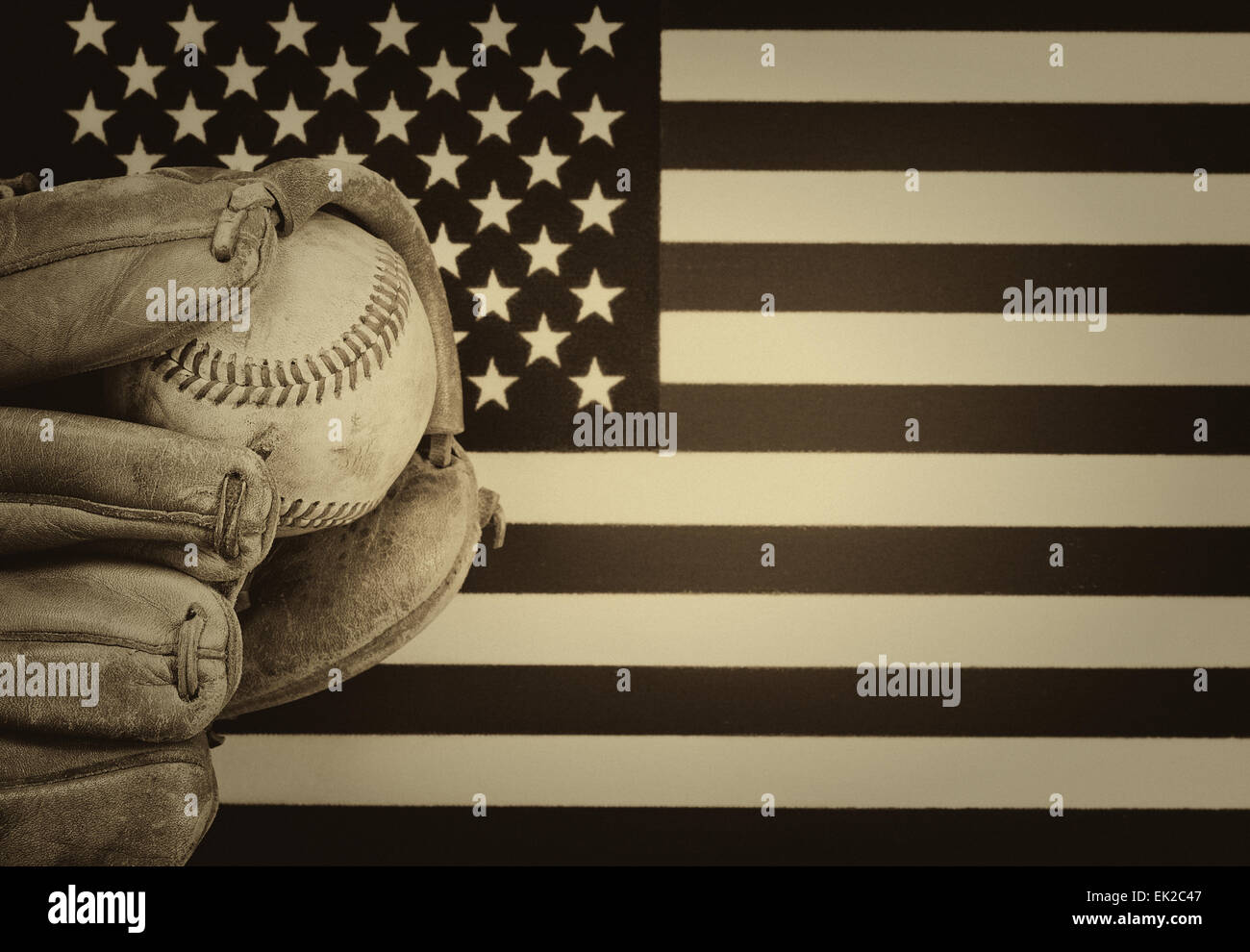 Vintage Konzept Leder Mitt und gebrauchte Baseball mit Vereinigte Staaten von Amerika Flagge im Hintergrund. Stockfoto