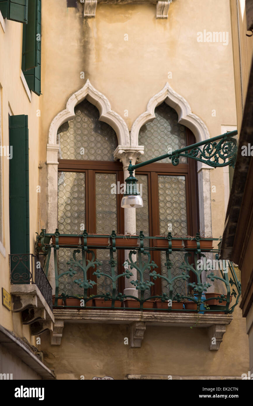 Rundbogenfenster, Venedig, Italien Stockfoto