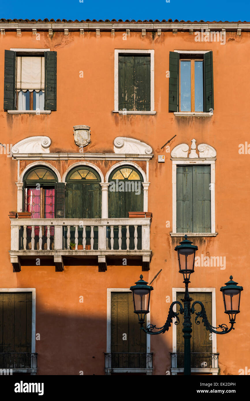 Gebäude, Straßenlaterne, Venedig, Italien Stockfoto