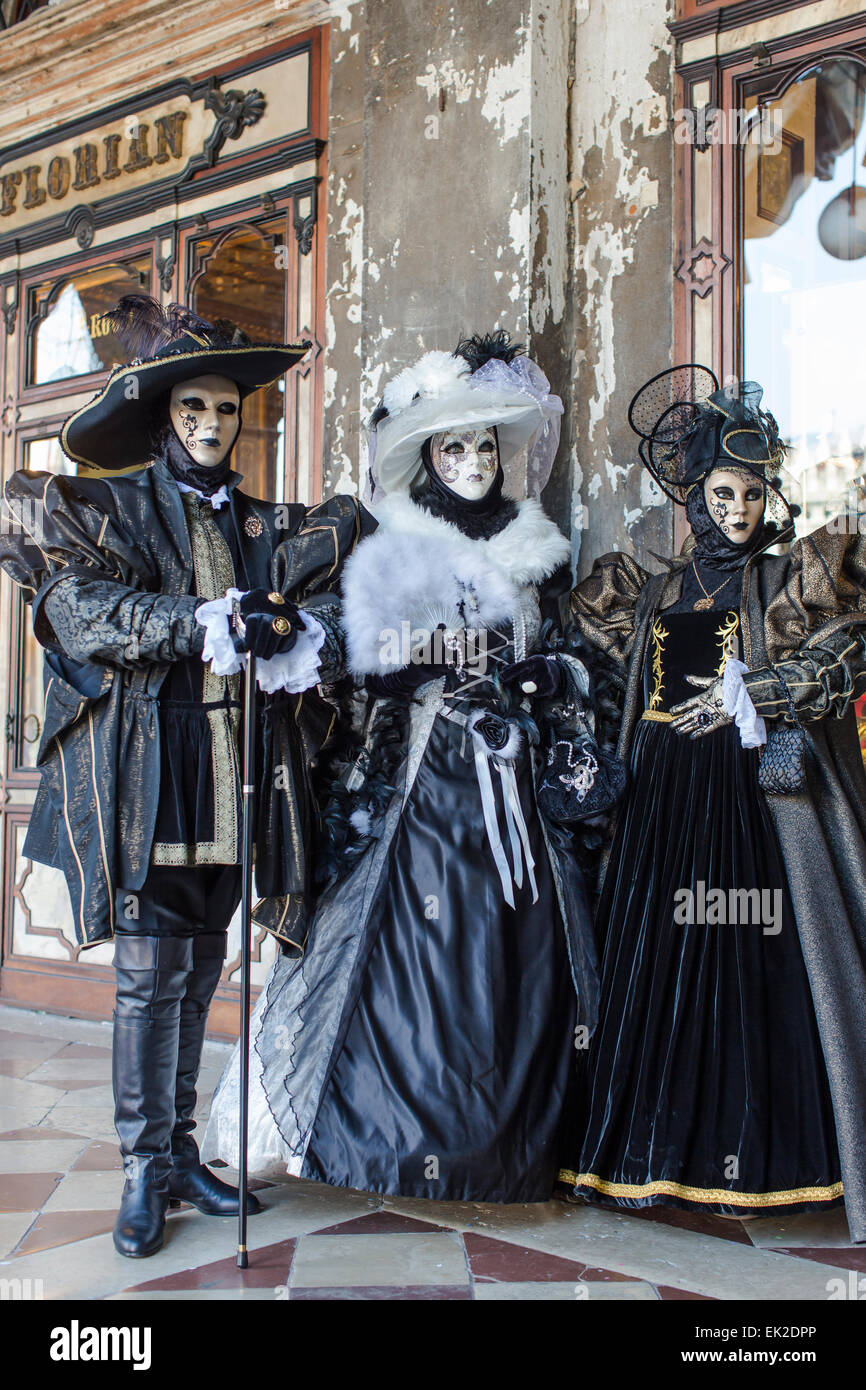 Drei Personen im Karnevalsmaske und Kostüm, Venedig, Italien Stockfoto