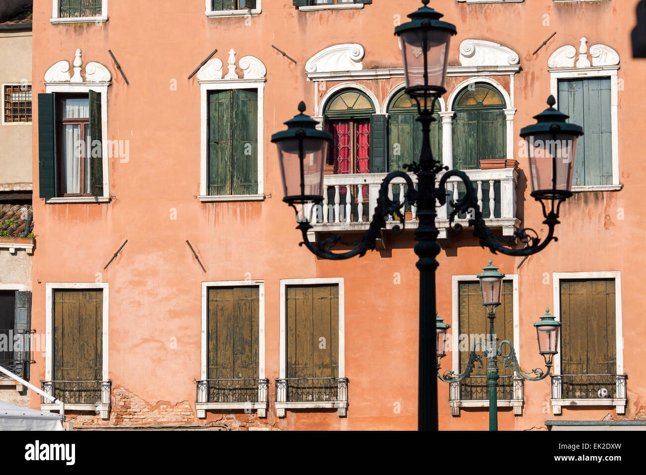 Gebäude, Straßenlaterne, Venedig, Italien Stockfoto