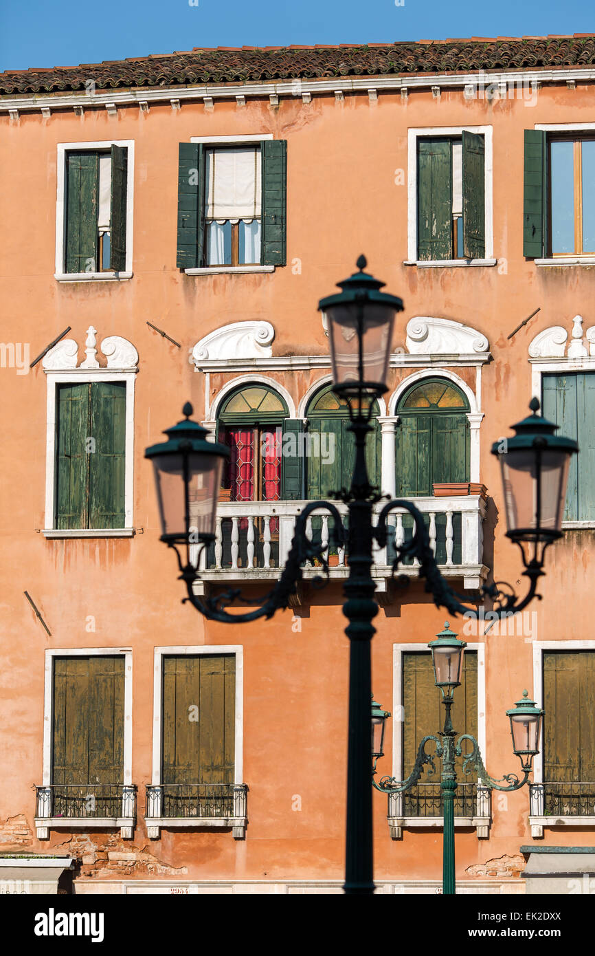 Gebäude, Straßenlaterne, Venedig, Italien Stockfoto