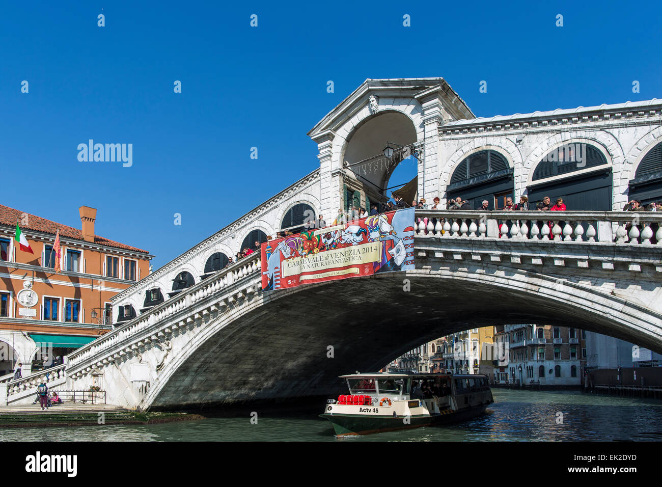 Canal Grande und die Rialto-Brücke in der Nacht, Venedig, Italien Stockfoto