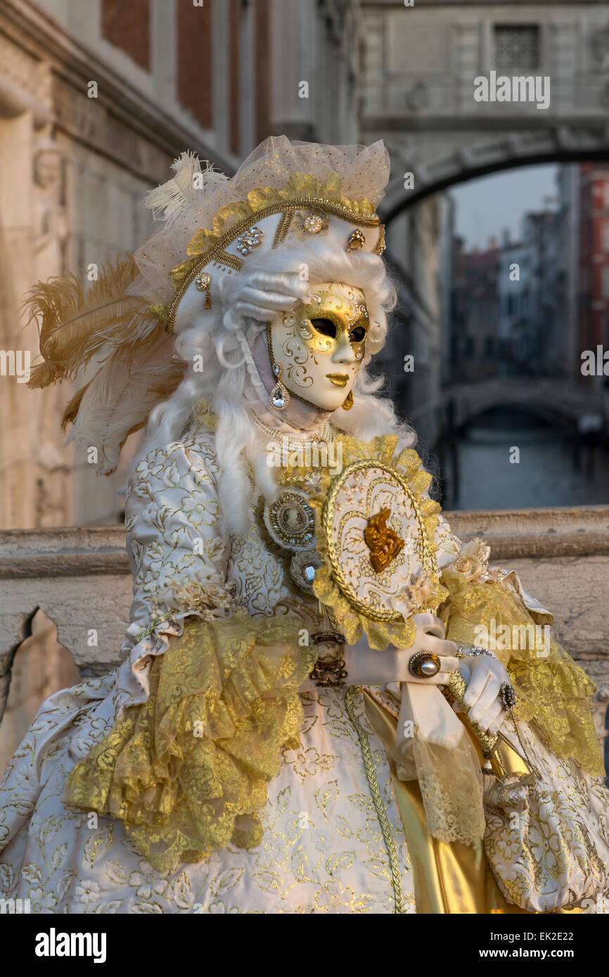 Frau in Kostüm und Maske, Venedig, Italien Stockfoto