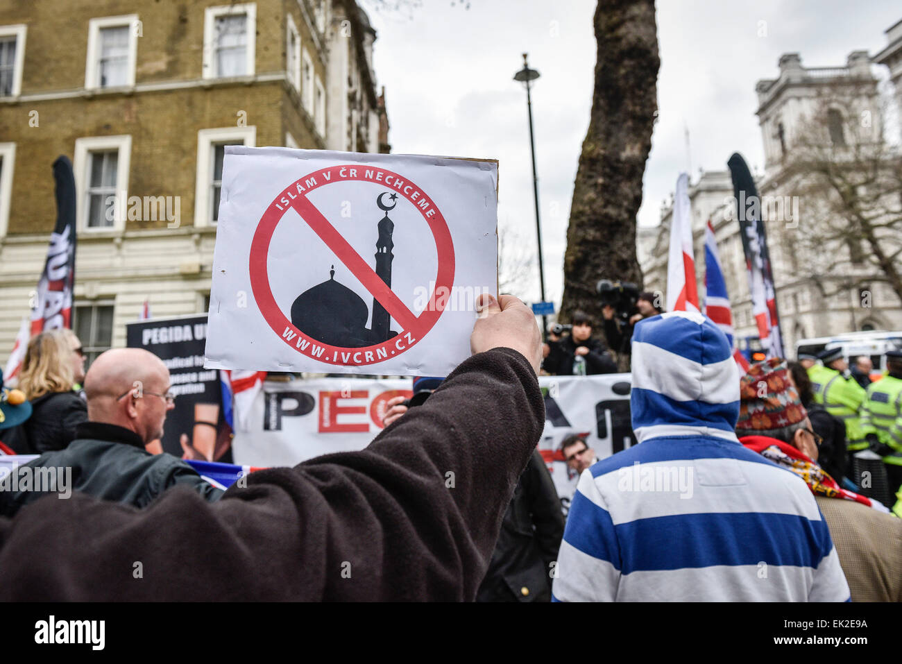 Pergida-Anhänger demonstrieren in Whitehall in London. Stockfoto