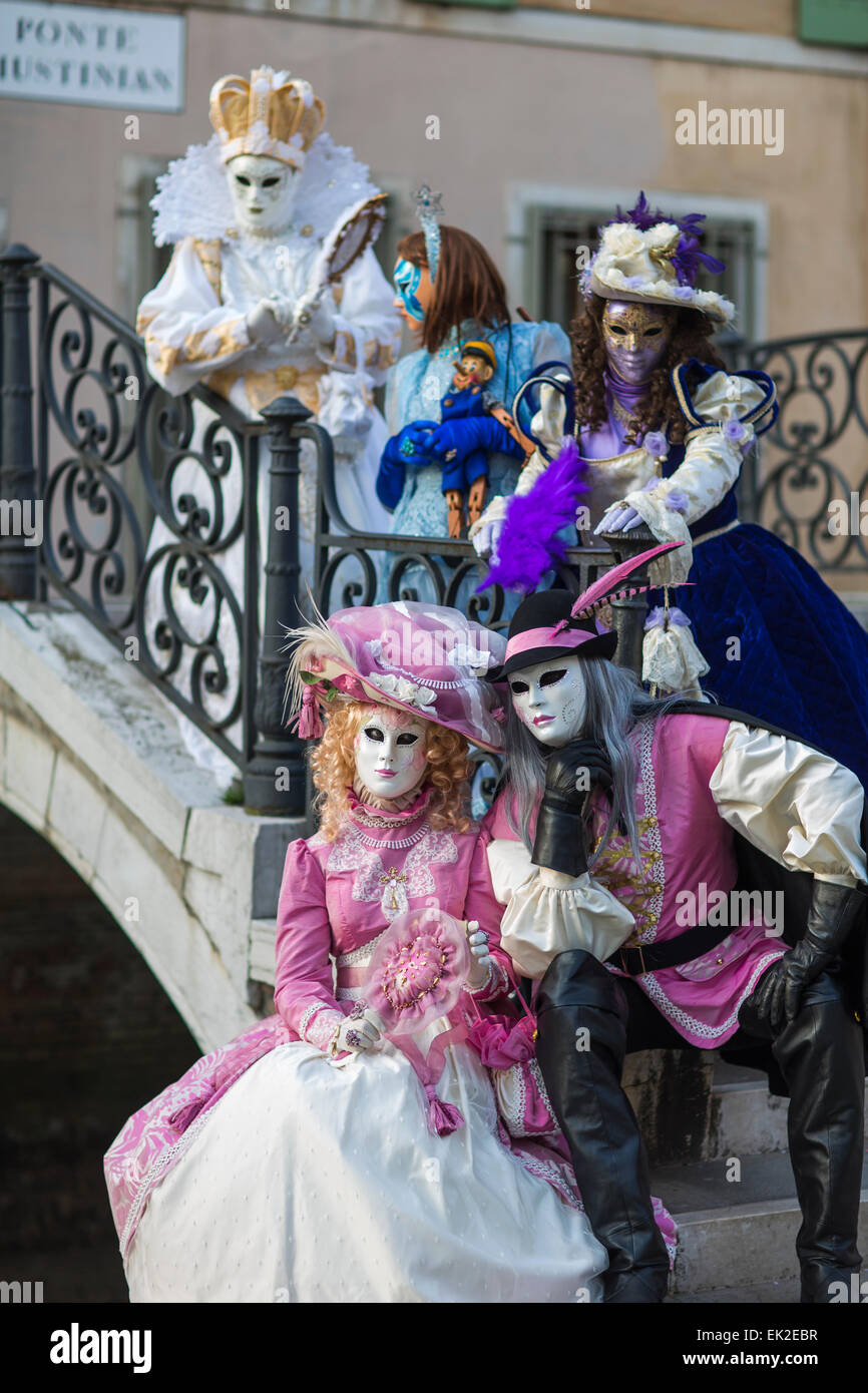 Gruppe von Menschen im Karnevalsmaske und Kostüm, Venedig, Italien Stockfoto