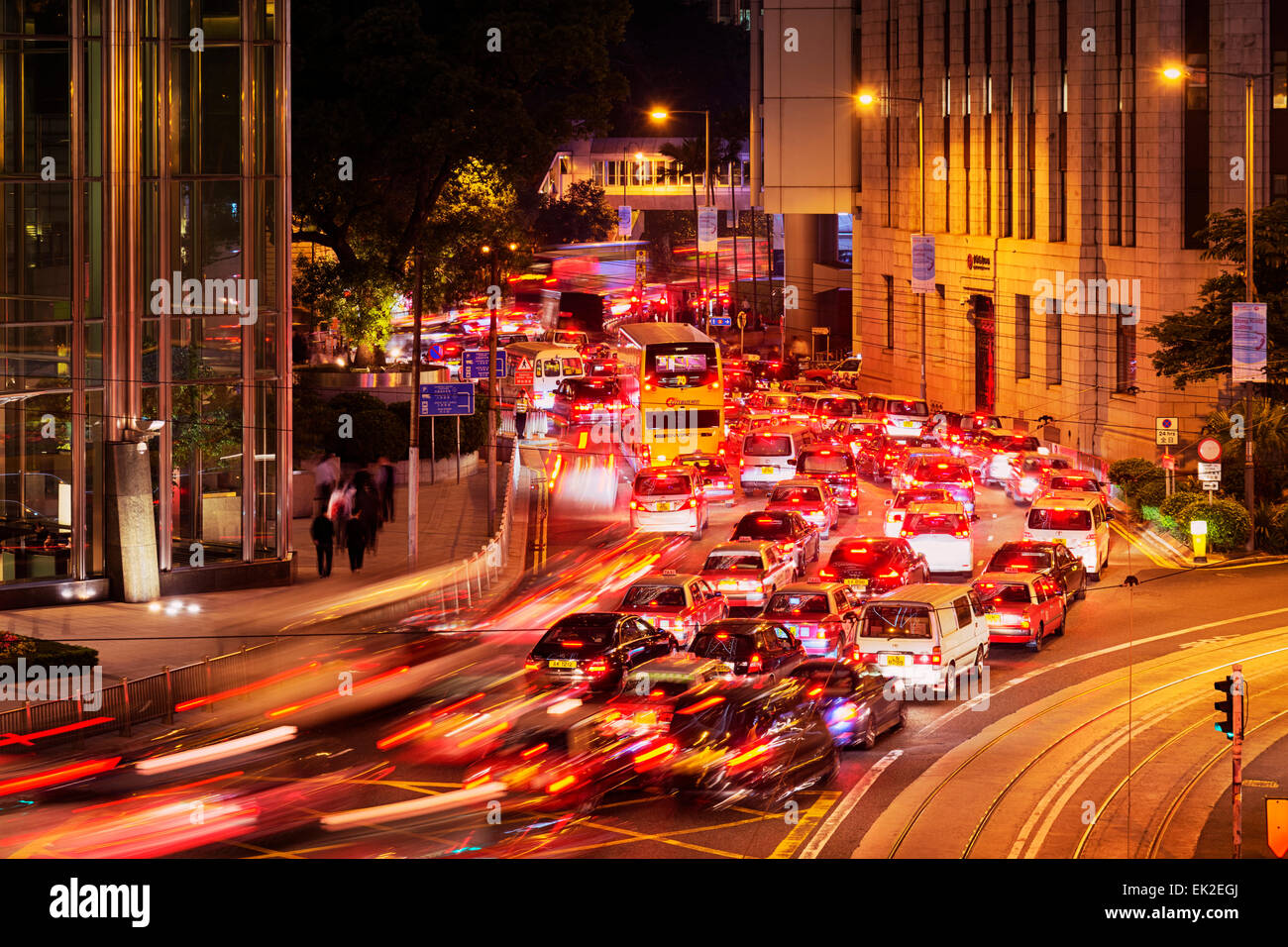Hong Kong, Hong Kong SAR-13. November 2014: Schwerverkehr während der Rush Hour am Abend im Zentrum von Hongkong. Stockfoto