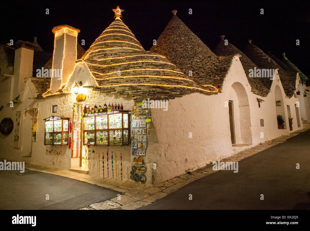 Ein typisch touristischen Geschenk-Shop in einem traditionellen Trulli in Alberobello, Bari, Apulien, Italien Stockfoto