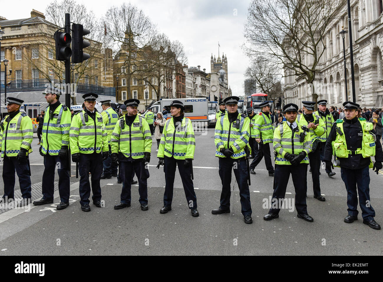 Ein Polizei-Kordon bei einer antifaschistischen Demonstration gegen Pergida in Whitehall. Stockfoto