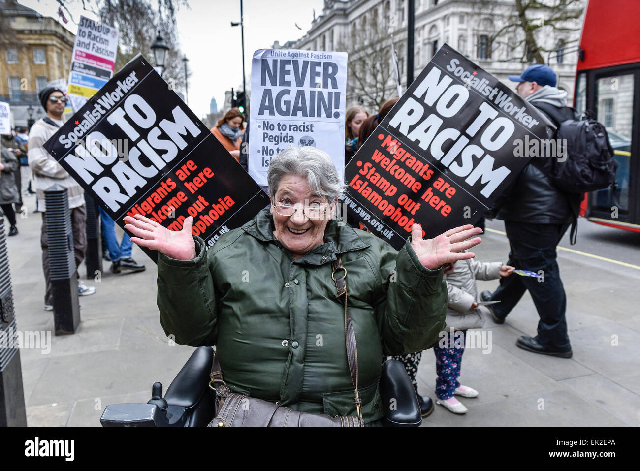 Antifaschisten demonstrieren gegen Pergida in Whitehall. Stockfoto