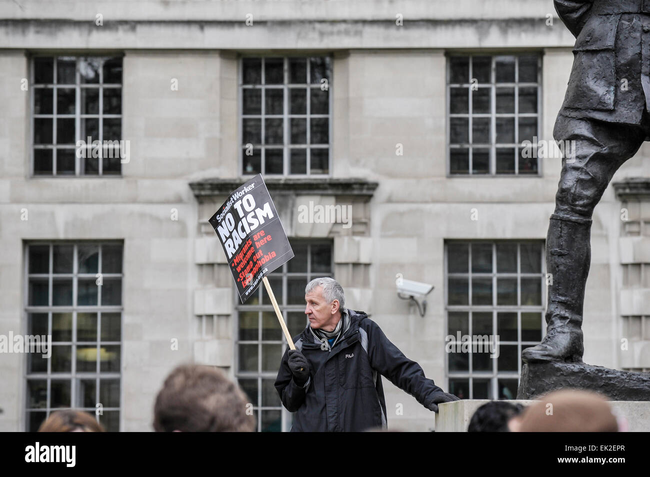 Antifaschisten demonstrieren gegen Pergida in Whitehall. Stockfoto