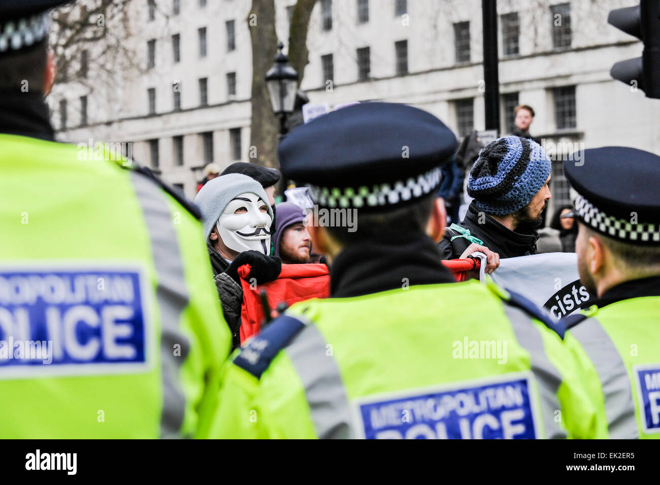 Antifaschisten demonstrieren gegen Pergida in Whitehall. Stockfoto