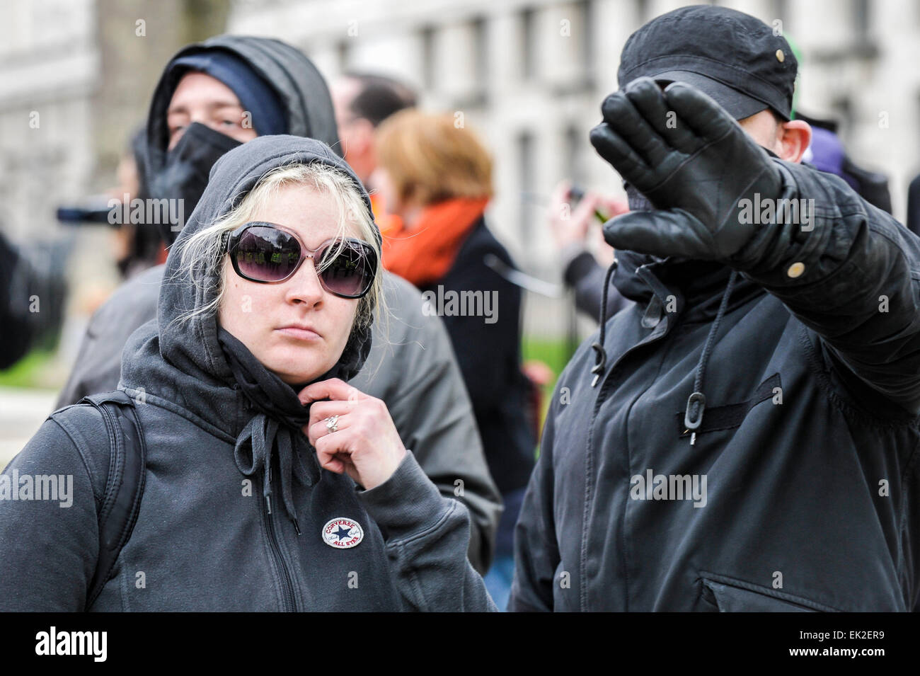 Antifaschisten an an einer Demonstration gegen Pergida in Whitehall fotografiert werden unglücklich. Stockfoto