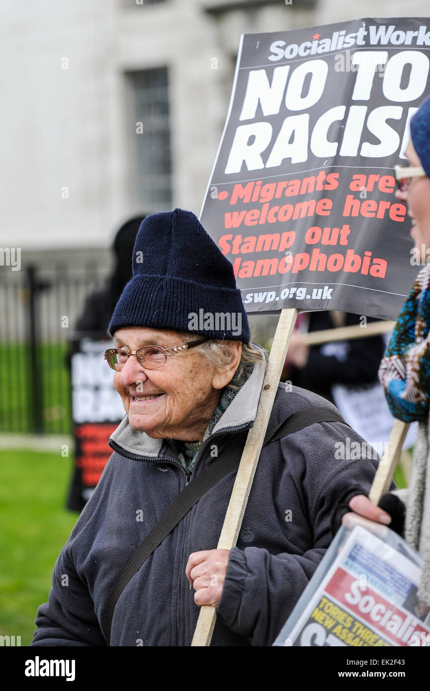 Eine ältere antifaschistischen Demonstration gegen Pergida in Whitehall. Stockfoto