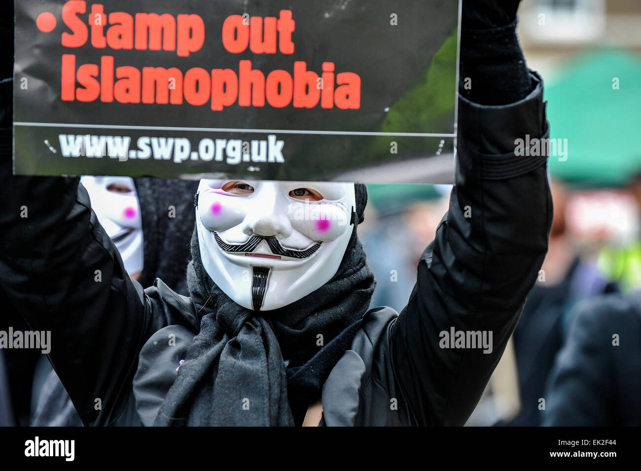 Black Bloc Antifaschisten demonstrieren gegen Pergida in Whitehall. Stockfoto