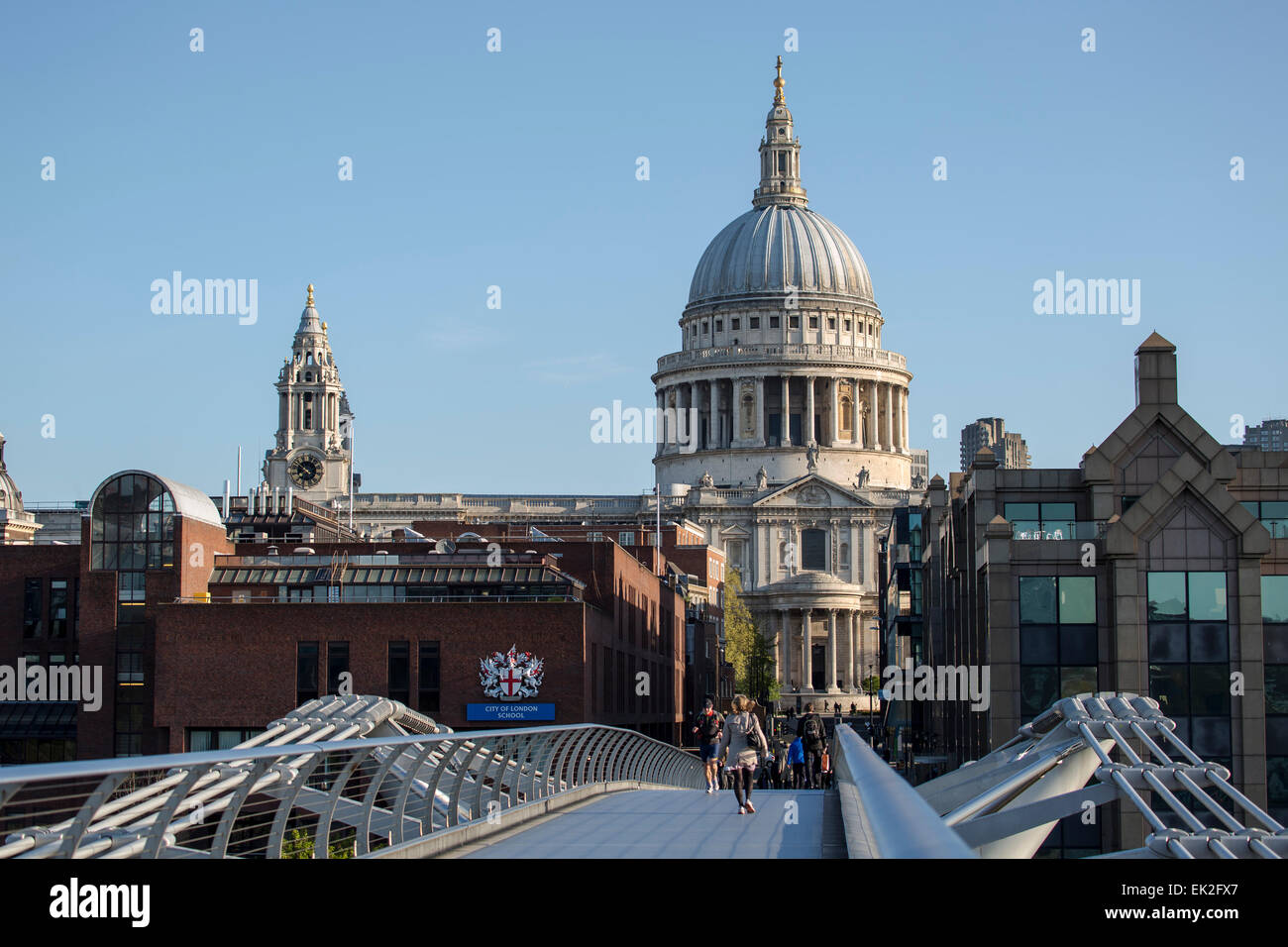 St. Pauls Cathedral von der Millennium Bridge, London Stockfoto