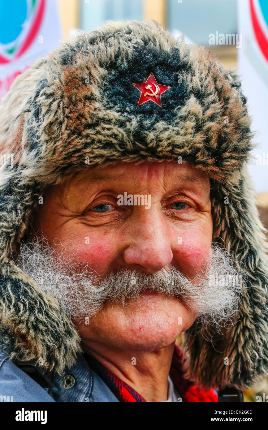 Mann mit einem großen Schnurrbart, einen russischen Stil Pelz Hut mit einem russischen Symbol Abzeichen, Glasgow, Schottland Stockfoto