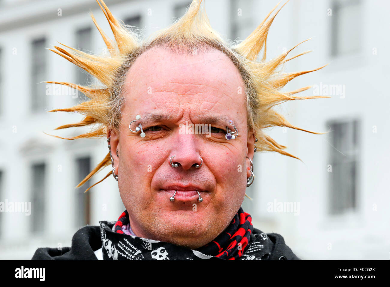 Mann mit Punk-Frisur und Gesicht Ohrstecker, Glasgow, Schottland, UK Stockfoto