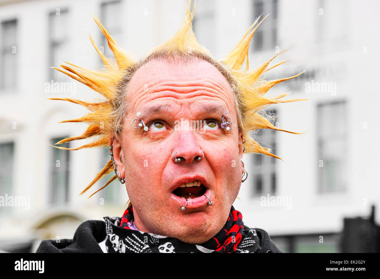 Mann mit Punk-Frisur und Gesicht Ohrstecker, Glasgow, Schottland, UK Stockfoto