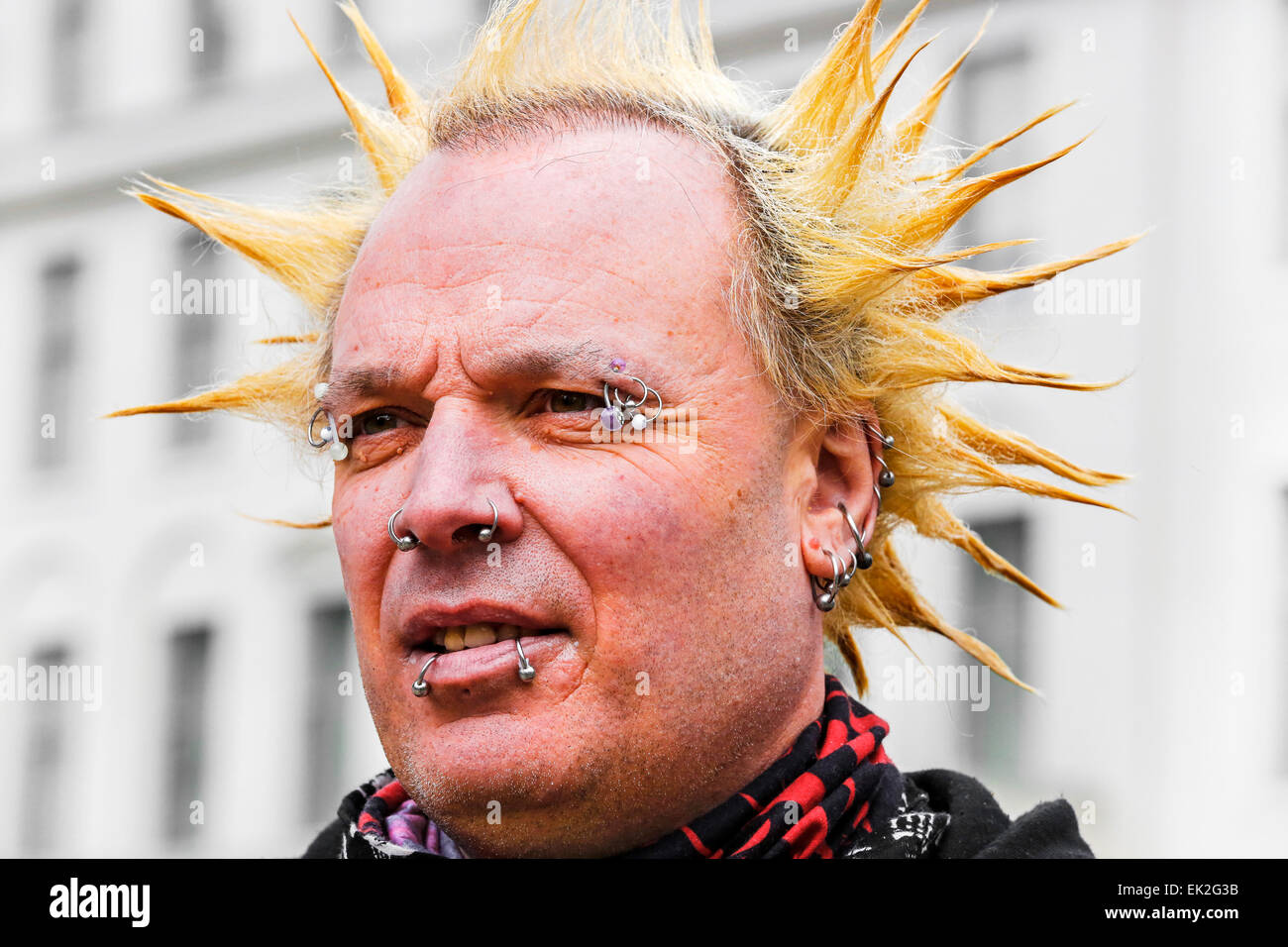 Mann mit Punk-Frisur und Gesicht Ohrstecker, Glasgow, Schottland, UK Stockfoto