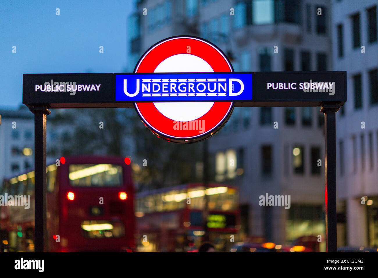 U-Schild, Busse und Lichter, Trafalgar Square, London Stockfoto
