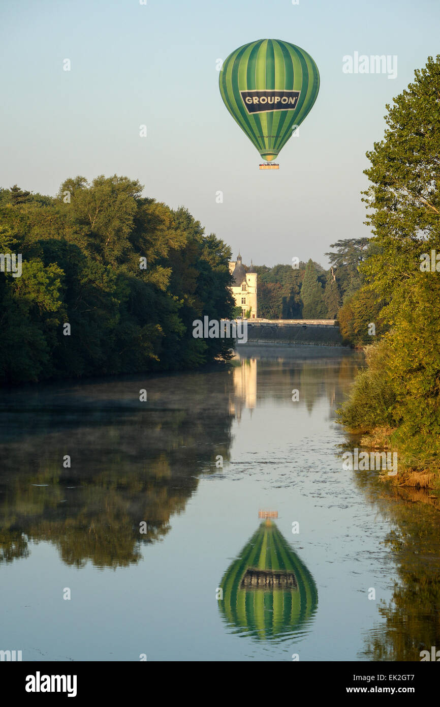 Groupon Heißluftballon treiben das Schloss Chenonceau am Fluss Cher, Frankreich, am frühen Morgen. Stockfoto