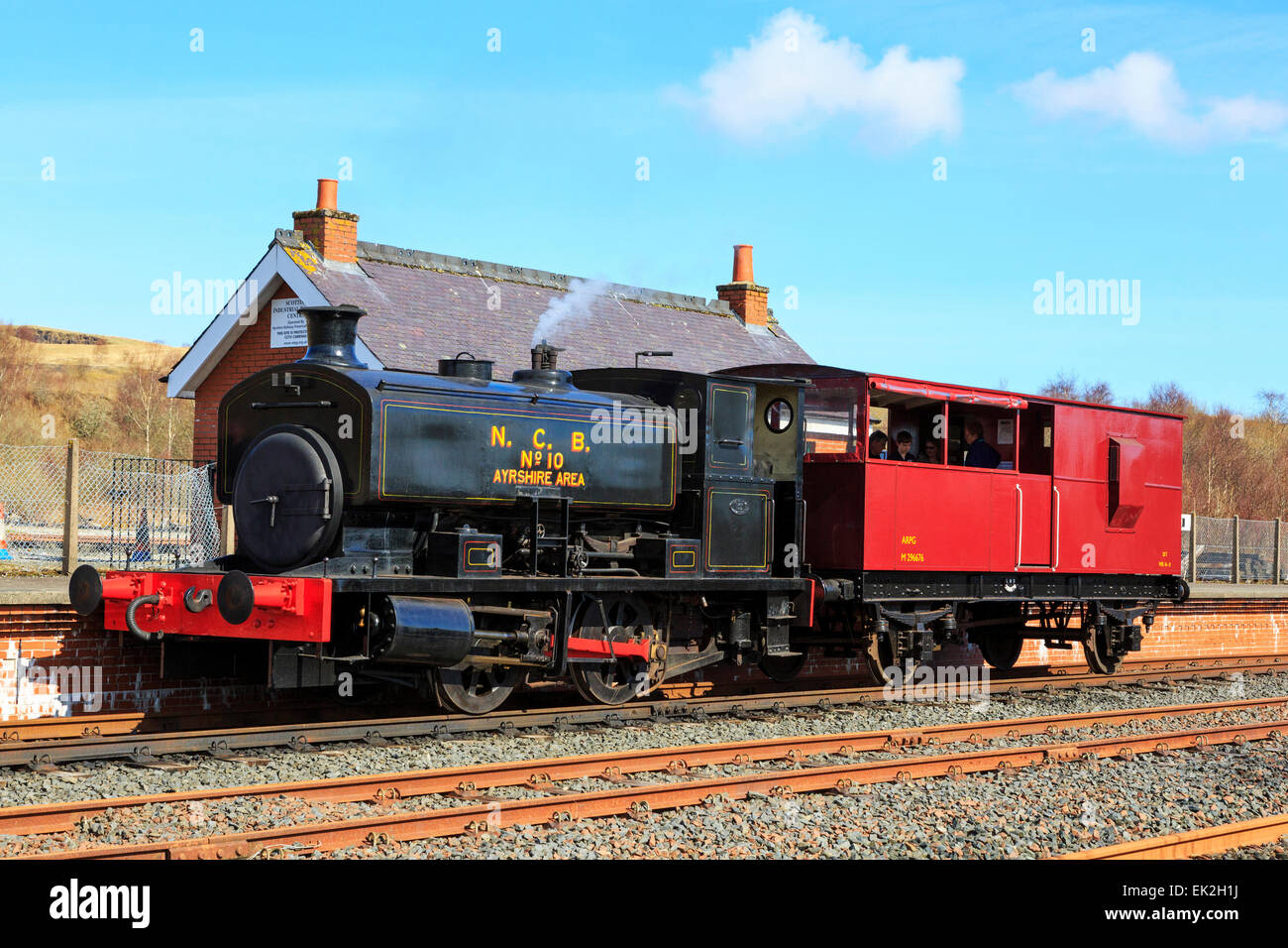 Fireless Kohle angetrieben Lokomotive zieht einen Bremse van der Durchführung Touristen im Dunaskin Industrial Railway Museum, Ayrshire, Schottland Stockfoto