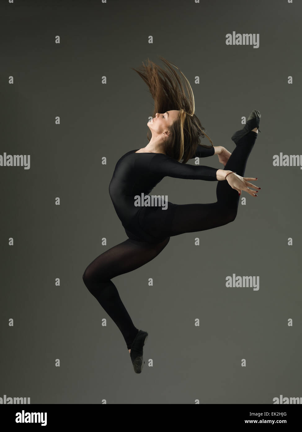 schöne Frau Tanz bewegt sich vor grauem Hintergrund Stockfoto
