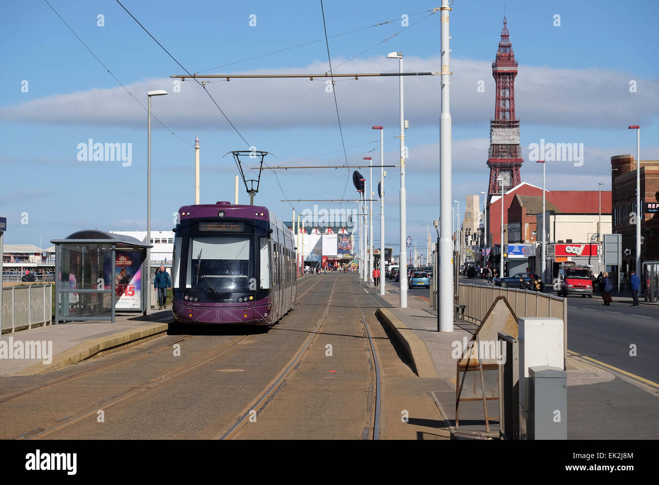 Blackpool, Lancashire, UK: Eines Blackpools neue moderne Straßenbahnen, die entlang der Promenade hinter dem Turm. Stockfoto