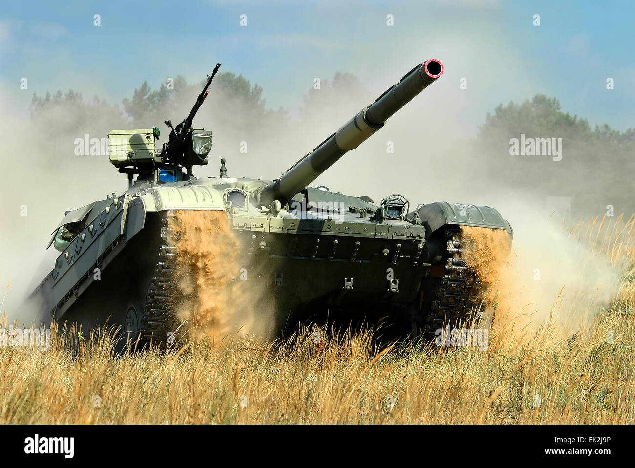 Kampfpanzer im Angriff. Stockfoto