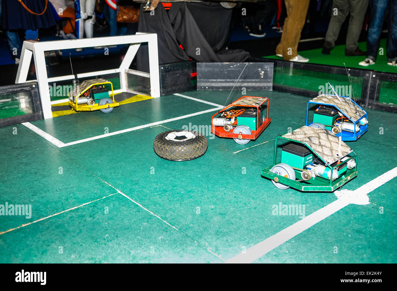 Fußball spielen mit ferngesteuerte Roboter Stockfoto