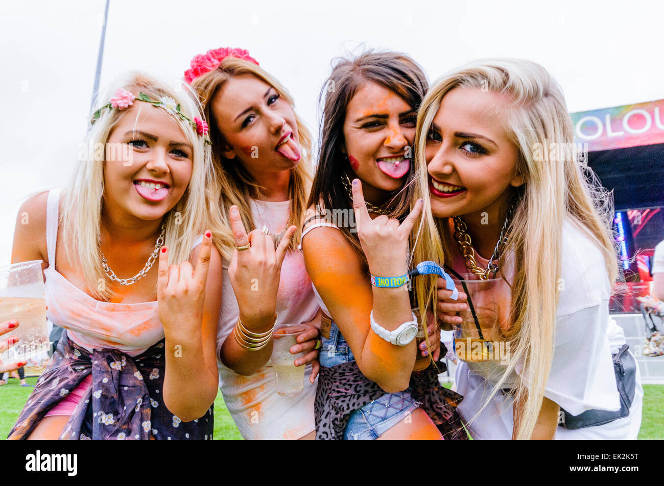 Belfast, Nordirland 15. August 2014 - vier junge Damen amüsieren sich auf dem Holi Festival von einfarbig Stockfoto