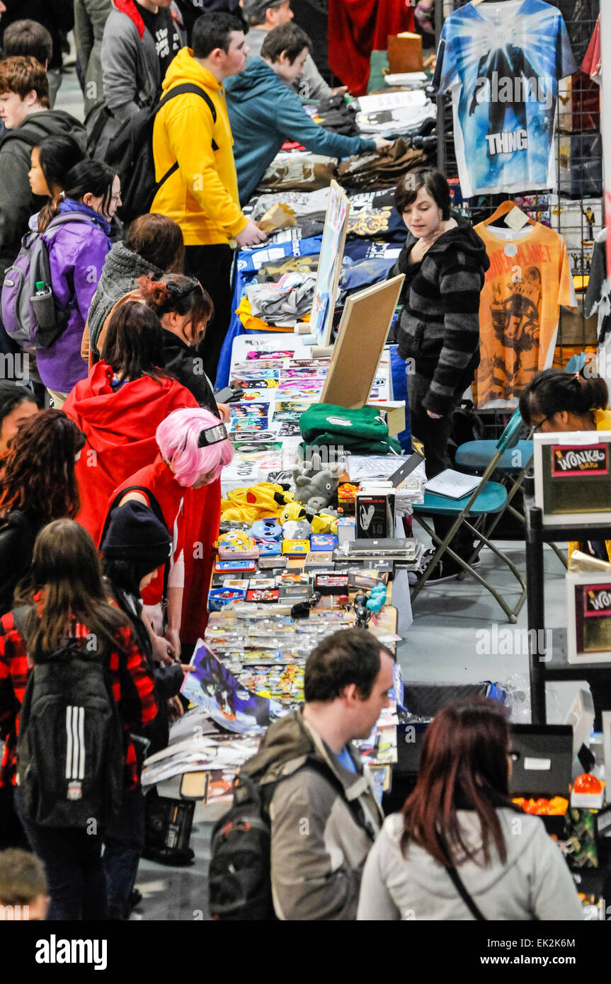 Kunden Schwarm um einen Stall durch den Verkauf von Waren an einem sci-fi conventiong Stockfoto