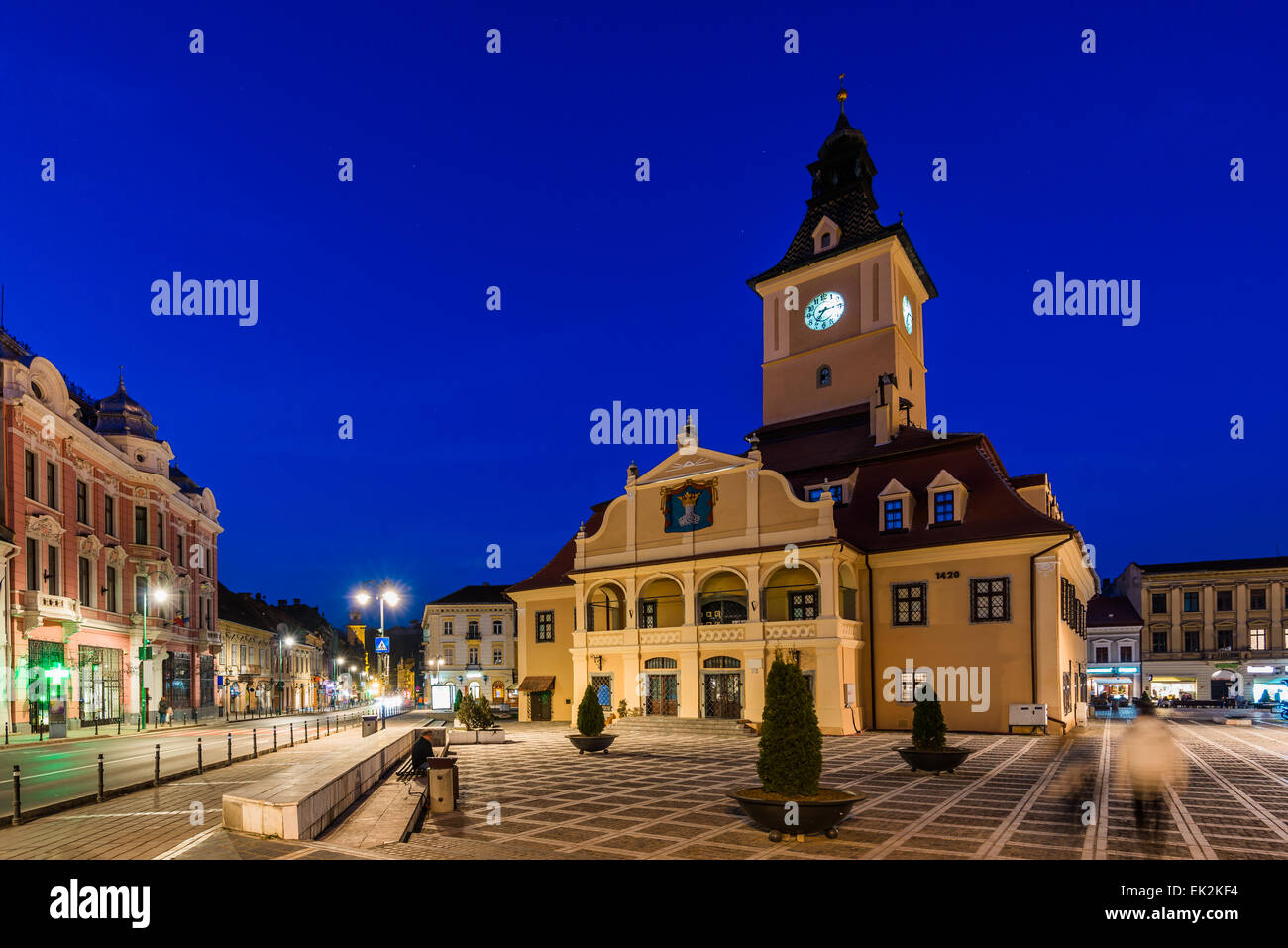 Rathaus auf dem Rat Platz in Kronstadt, Siebenbürgen, Rumänien in der Nacht Stockfoto