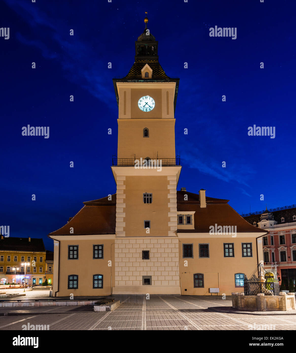 Altes Rathaus in Kronstadt, Siebenbürgen, Rumänien in der Nacht Stockfoto