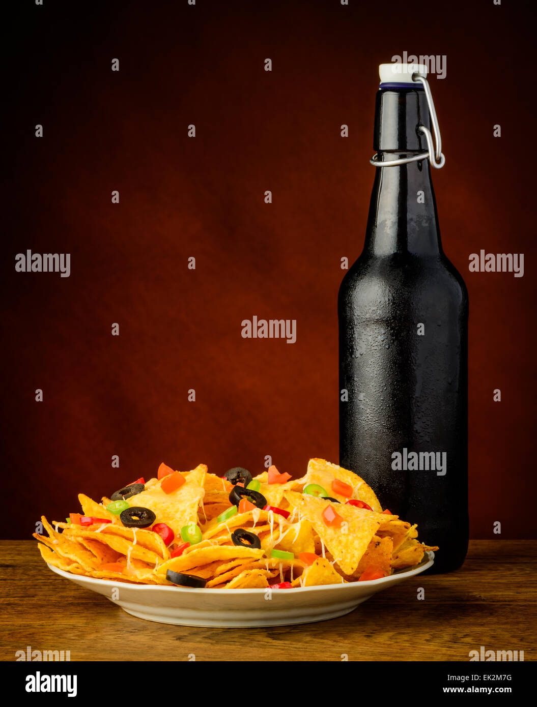 Tortilla Chips Snack mit kalten Bierflasche Stockfoto