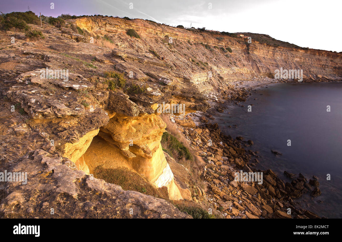 Die Sonne Sonnenaufgang über der Praia da Luz Cliffs, Lagos, Portugal Stockfoto