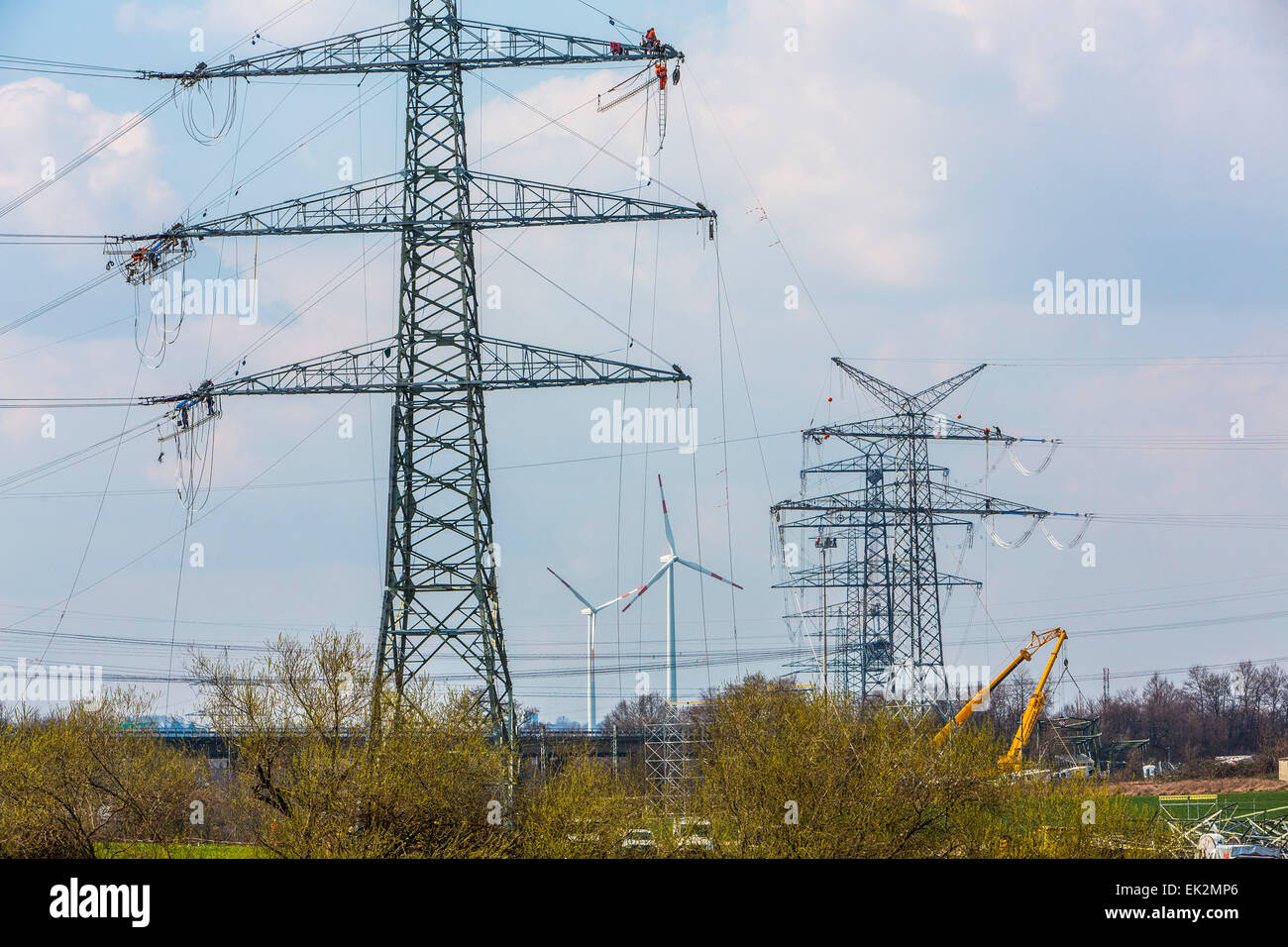 Bau der 380 kV-Freileitungen, überträgt Entwicklung für Strom aus Norddeutschland in den Süden ...