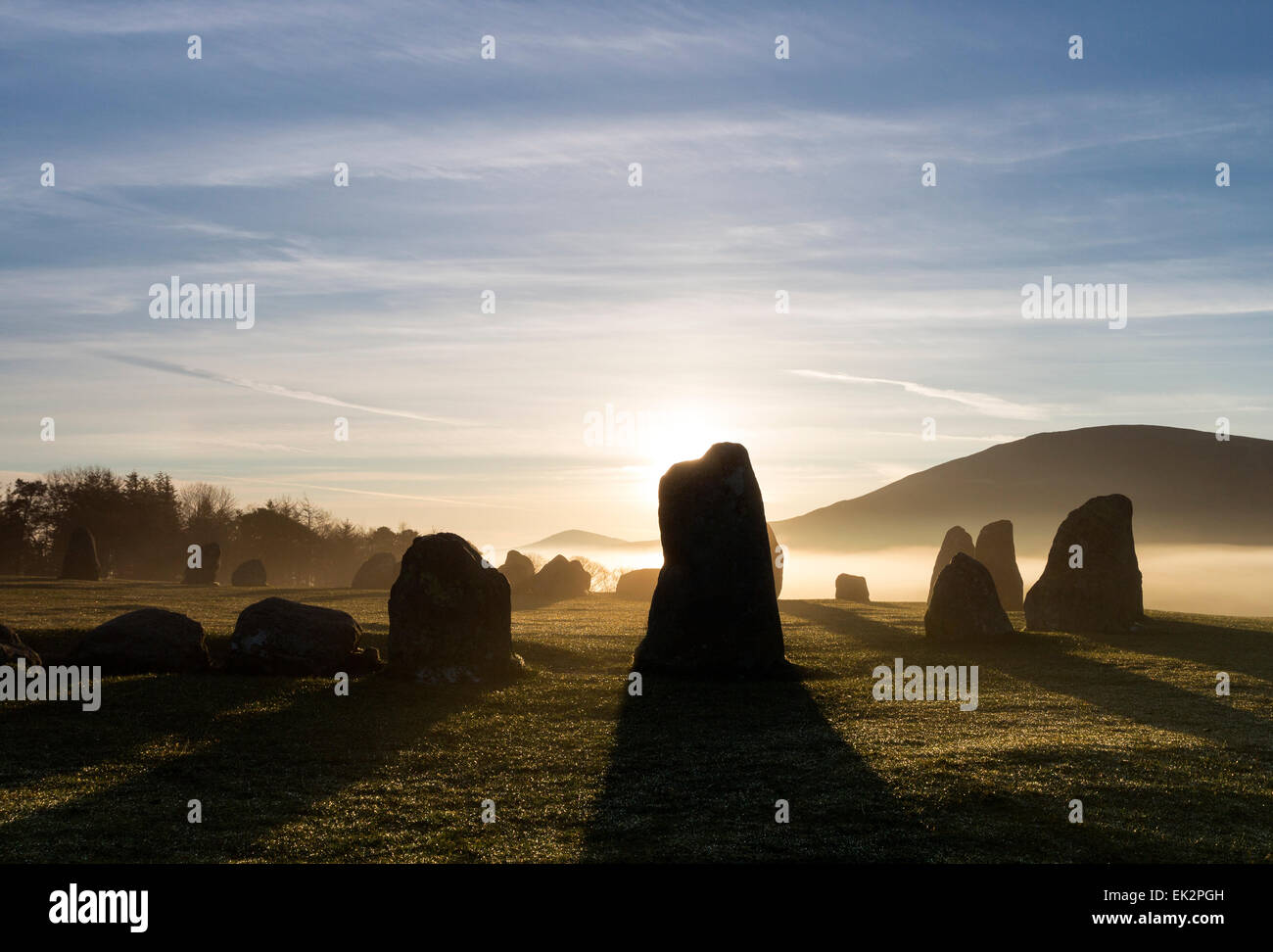 Castlerigg Stone Circle, in der Nähe von Keswick, Lake District, Cumbria, UK. 6. April 2015. UK Wetter: Es ist ein weiterer nebligen Start in den Tag im Lake District, da die Sonne die Menhire von der Castlerigg Stone Circle erhellt. Bildnachweis: David Forster/Alamy Live-Nachrichten Stockfoto