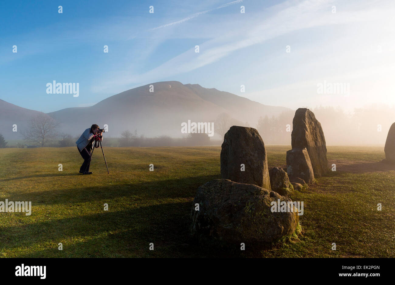 Castlerigg Stone Circle, in der Nähe von Keswick, Lake District, Cumbria, UK. 6. April 2015. UK Wetter: Es ist ein weiterer nebligen Start in den Tag im Lake District, da die Sonne die Menhire von der Castlerigg Stone Circle erhellt. Bildnachweis: David Forster/Alamy Live-Nachrichten Stockfoto