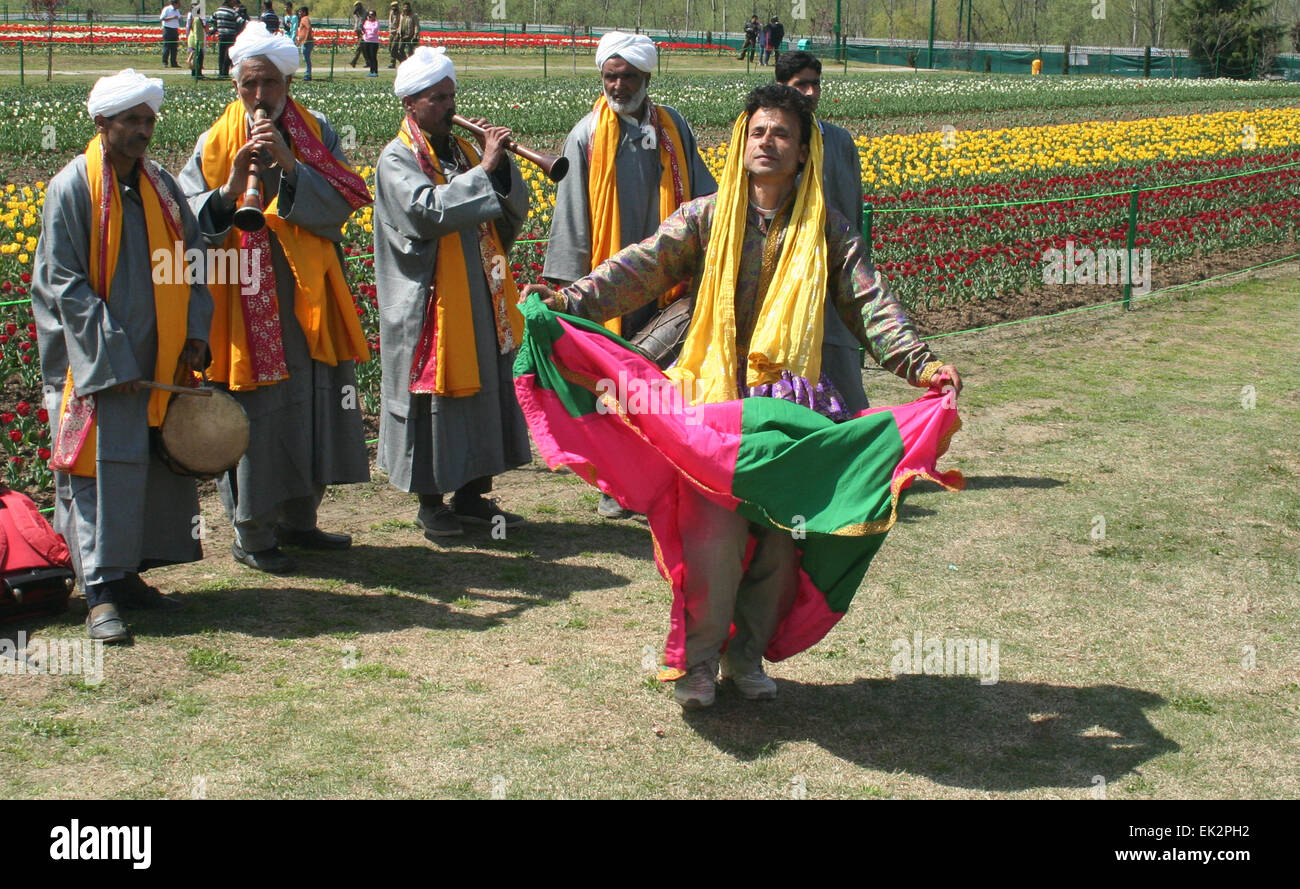 Srinagar, indische verabreicht Kaschmir.  6. April 2015. Kashmiri traditionelle Folk bei der Saison-Eröffnung des neuen Siraj Baghn während der Saison Eröffnung Siraj Bagh Tänzer, angeblich der größte Tulpe Garten in Asien, auf Zabarwan Hügeln in die Öffnung des Kaschmir Blumengarten, entfaltet sich über 1,2 Millionen Tulpenzwiebeln fast 60 Sorten, markiert den Beginn einer neuen Tourismus-Saison im Tal Credit: Sofi Suhail/Alamy Live News Stockfoto