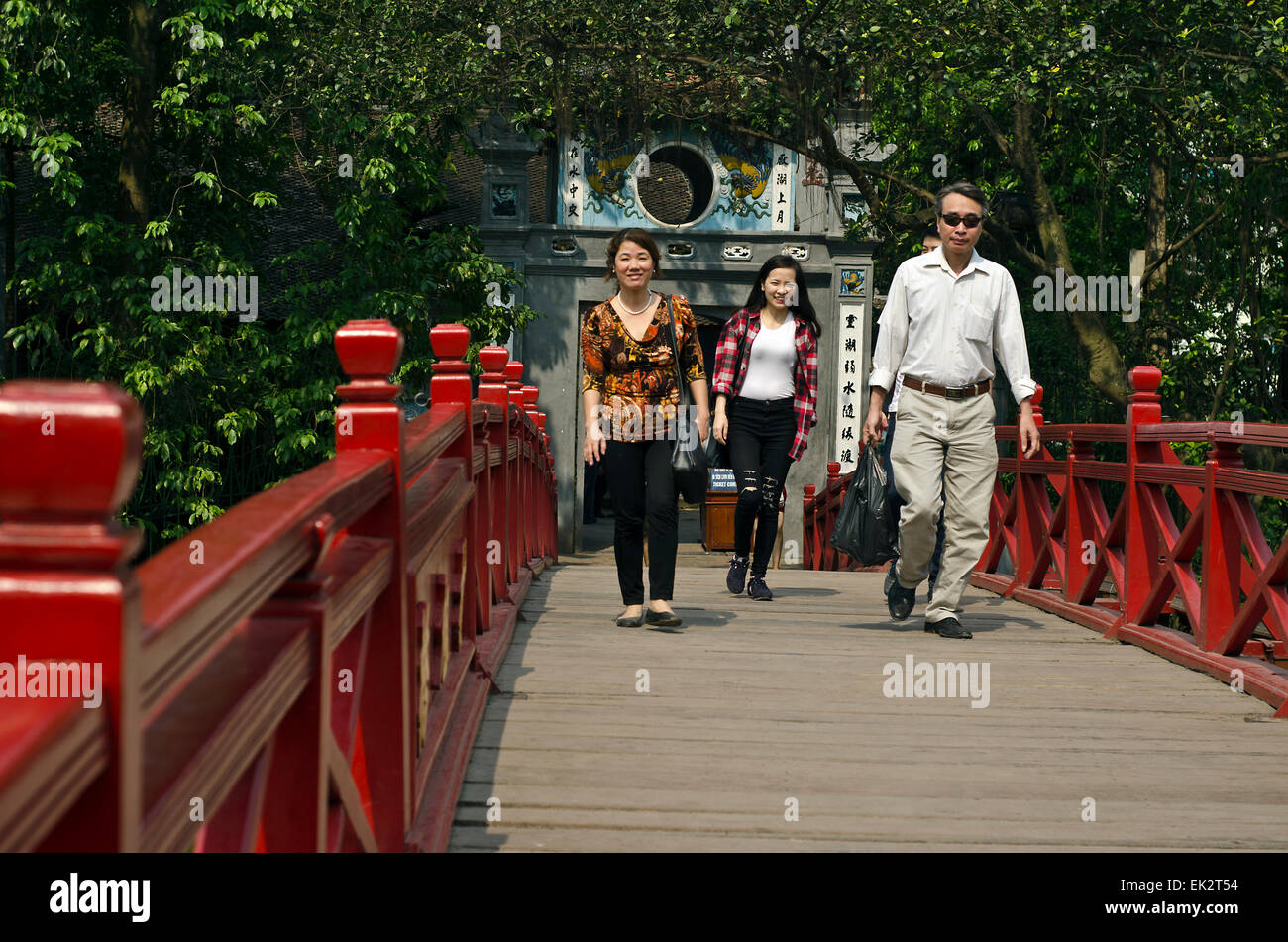 Der The Huc Brücke nach Ngoc Son Tempel in dem Hoan-Kiem-See. Hanoi, Vietnam. Stockfoto