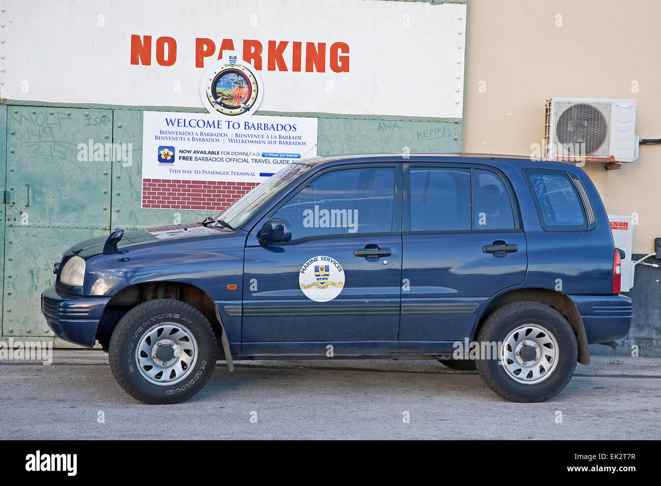 Port Authority in Barbados Auto geparkt vor einem keine Parkplatz-Schild Stockfoto