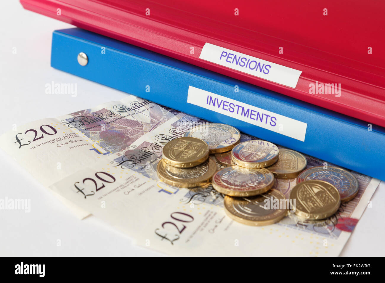 Pensionen und Anlageportfolios mit Sterling £ 20 zwanzig Pfund Banknoten und Münzen. Geld anlegen in Aktien und Aktien- und Vorsorgeplanung. Großbritannien Stockfoto