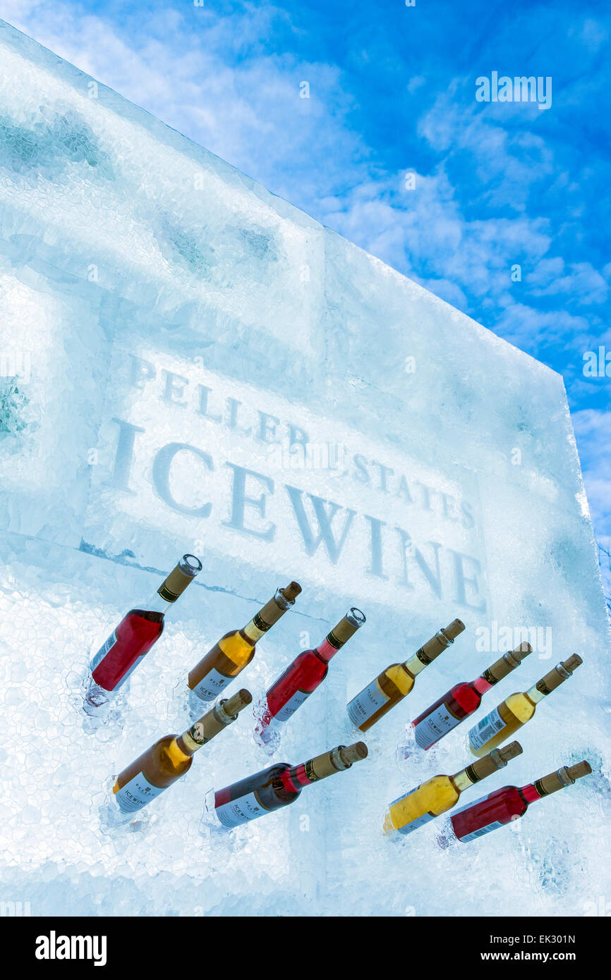 Kanada, Ontario, Niagara-on-the-Lake, Peller Estates Winery, Eiswein-Display in einem Eisblock Stockfoto