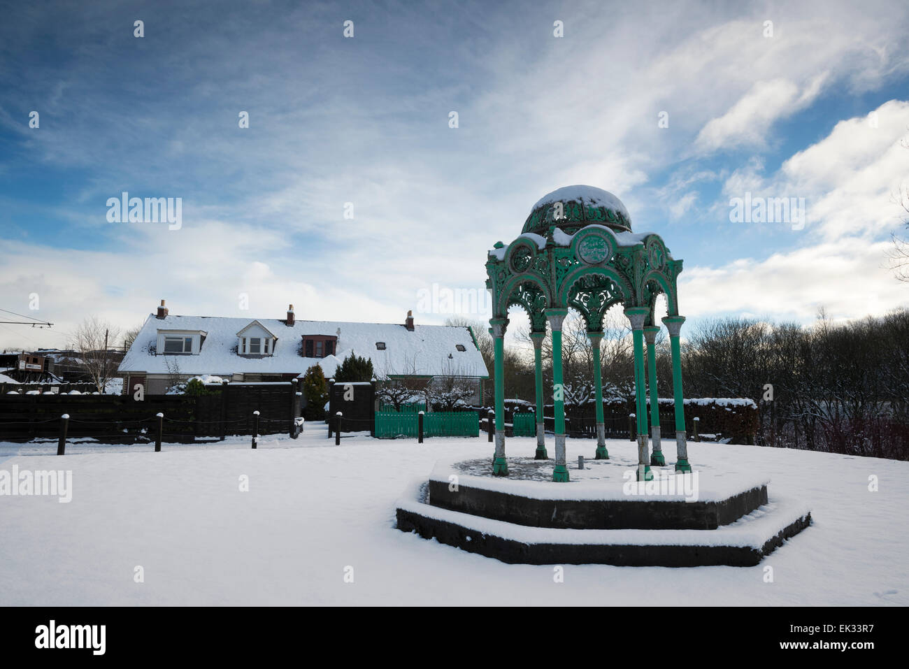 Musikpavillon auf schneebedeckten grünen in Summerlee Industrial Heritage Museum. Stockfoto