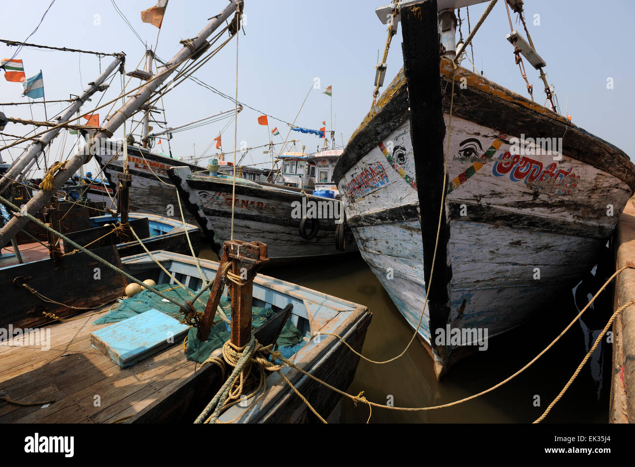 Flotte der hölzerne Fischerboote in Indien Stockfoto