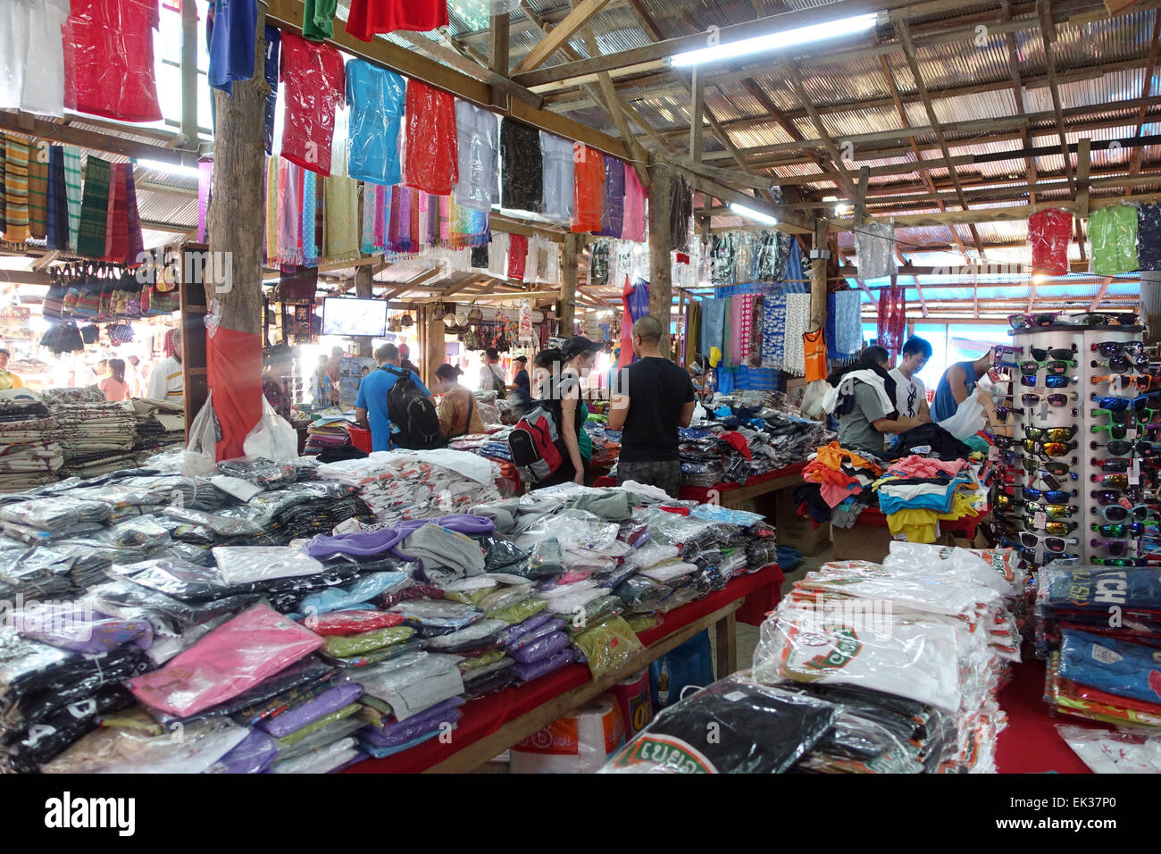 Kleider werden auf einem Marktplatz in Don Sao, Laos, 25. Februar 2015 verkauft. Foto: Alexandra Schuler/Dpa - NO-Draht-Dienst- Stockfoto